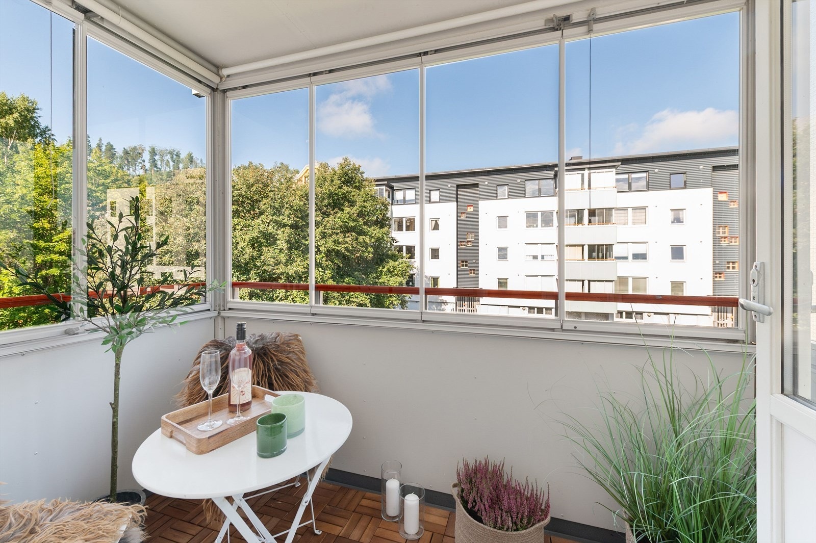 Innglasset balkong med kveldssol. Galleribilde