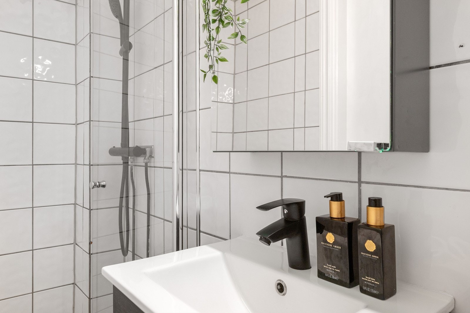 Moderne baderom med rainshower og flislagte overflater. Galleribilde