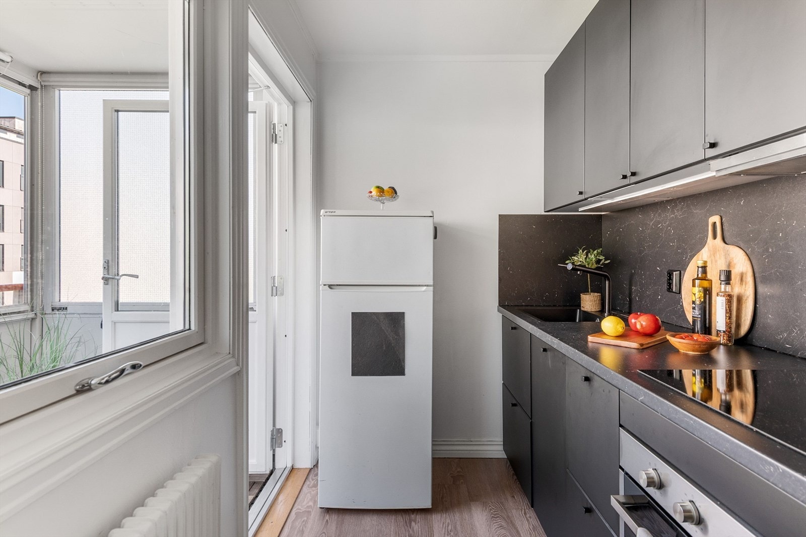 Stilfult kjøkken med god skapplass. Galleribilde