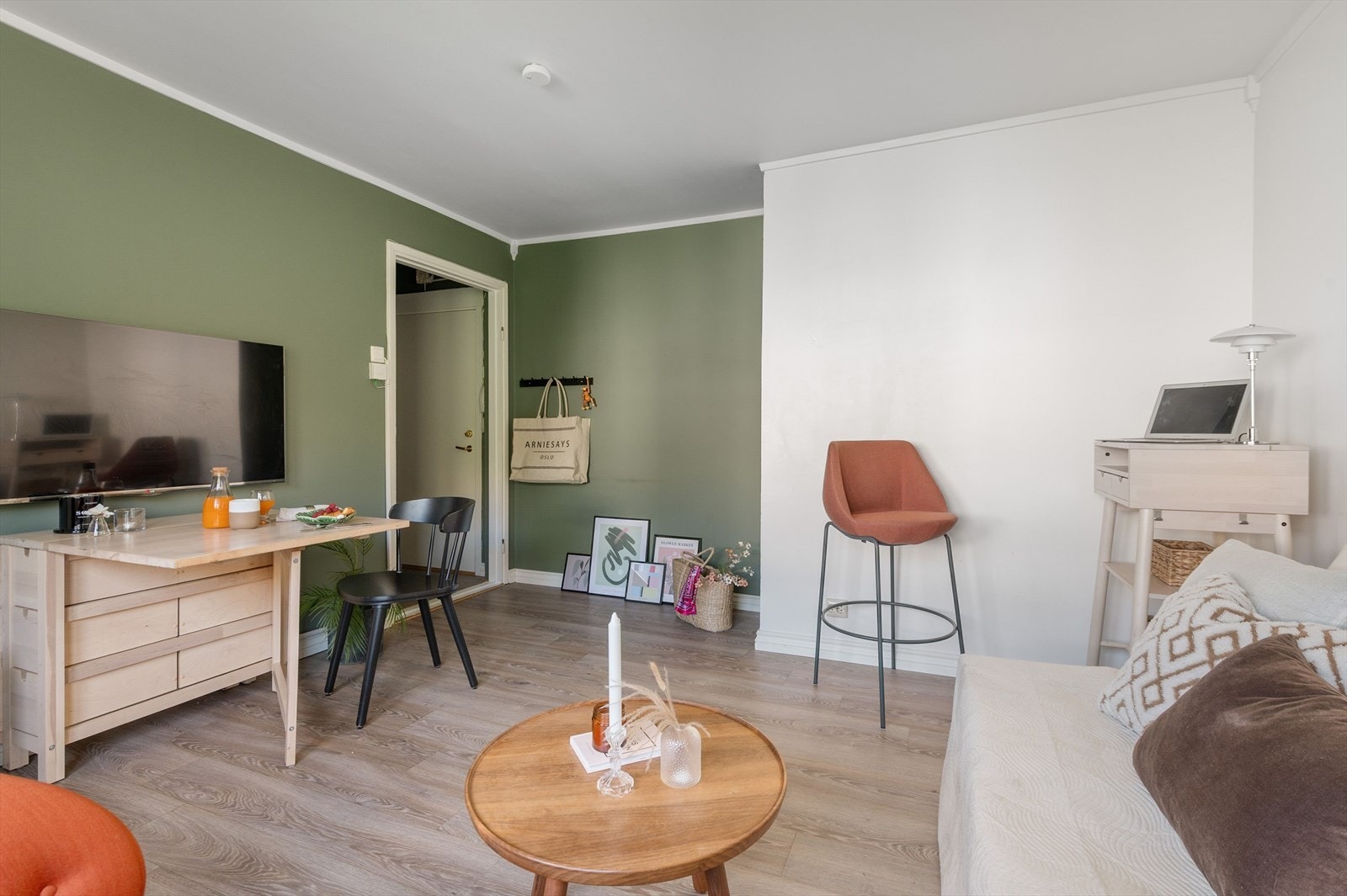 Stua har god plass til sovesofa og stuebord. Galleribilde