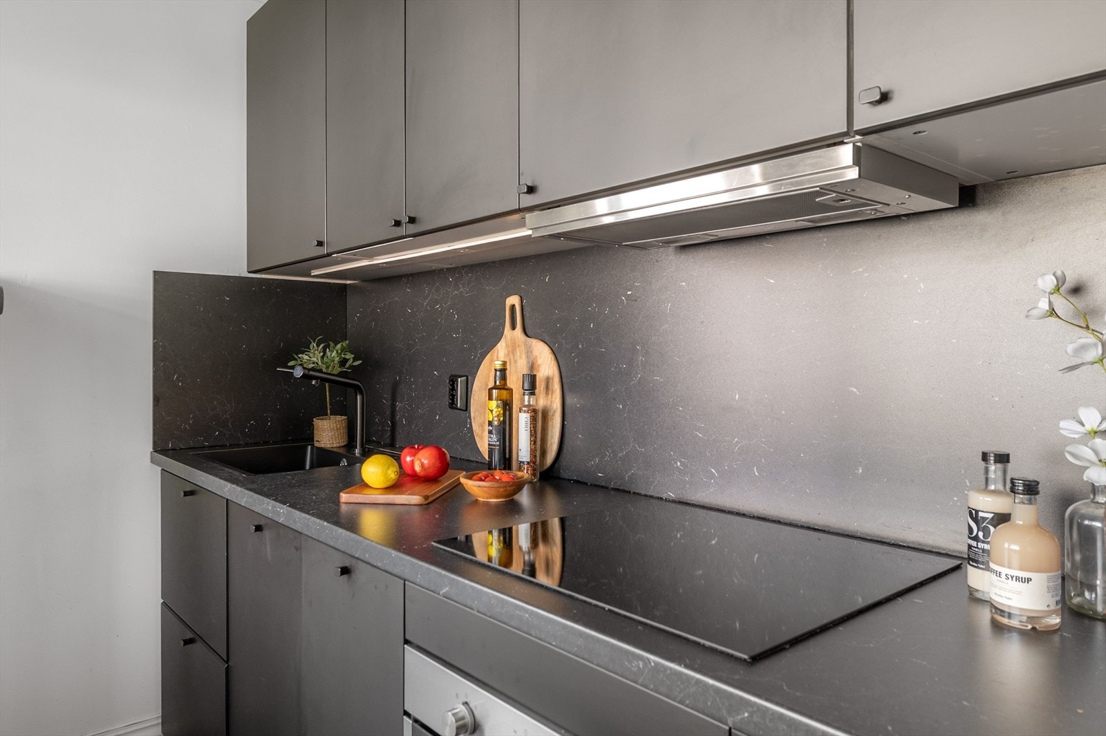 Kjøkkenet har integrerte hvitevarer, samt platetopp. Galleribilde