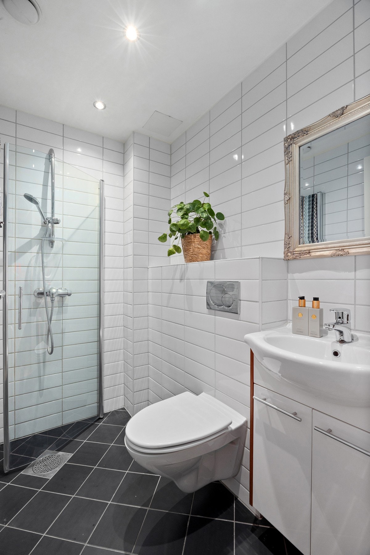 Pent flislagt bad med gulvvarme og downlights Galleribilde
