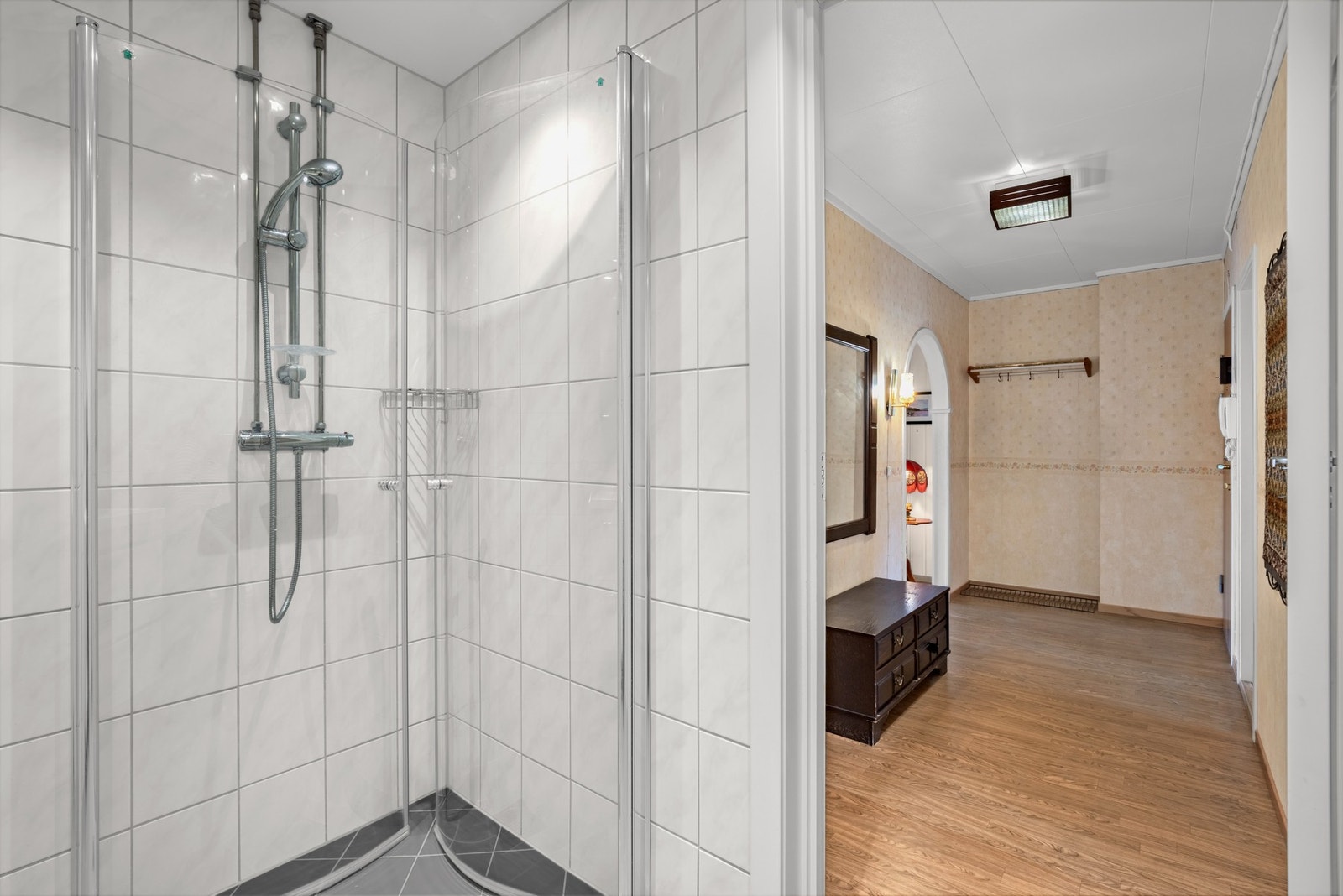 Badet har dusjsone med svingdører i glass Galleribilde