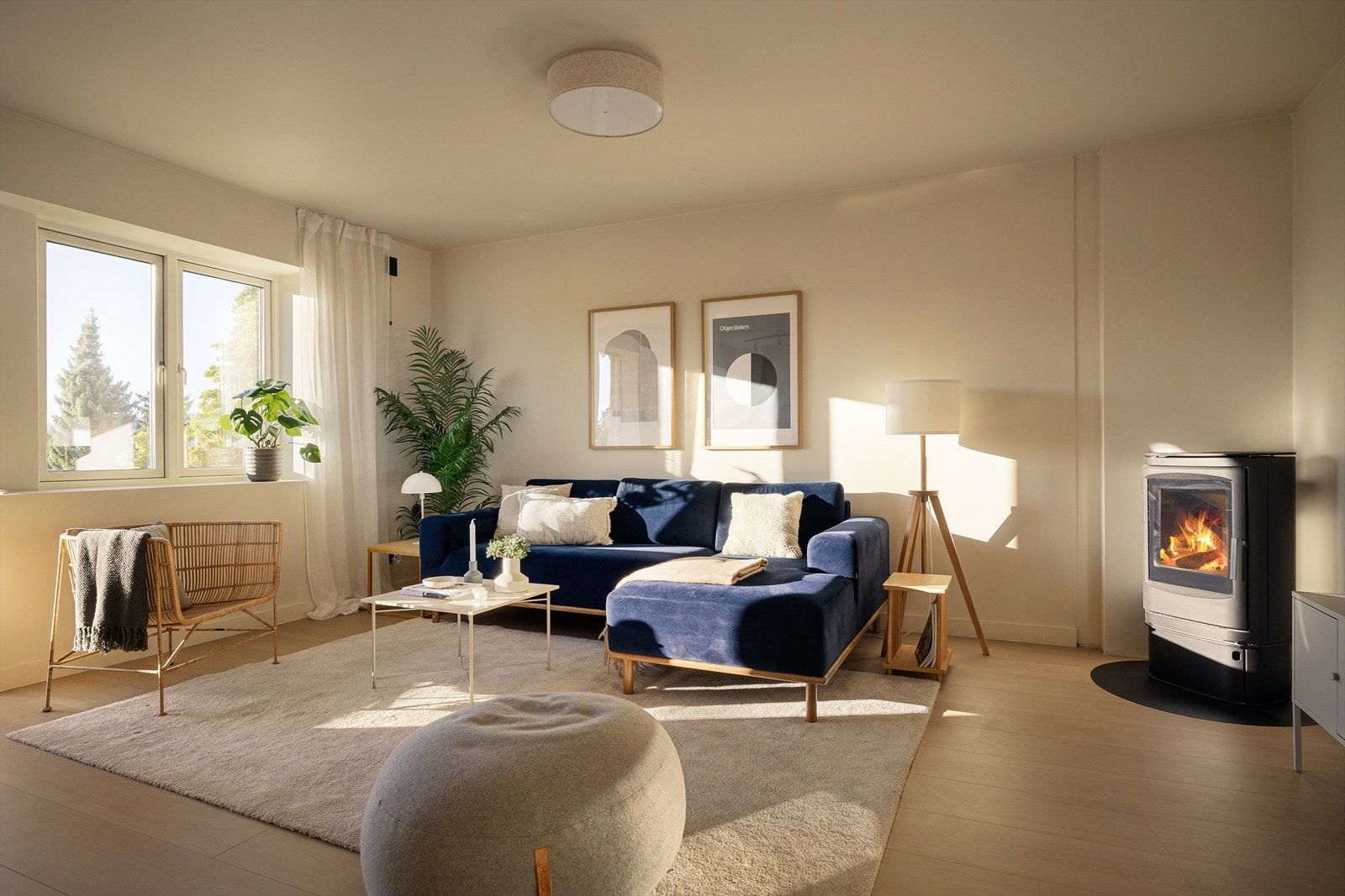 Stuen er en del av en åpen og luftig kjøkken-, spisestue- og stueløsning som skaper en sosial og innbydende atmosfære. Galleribilde