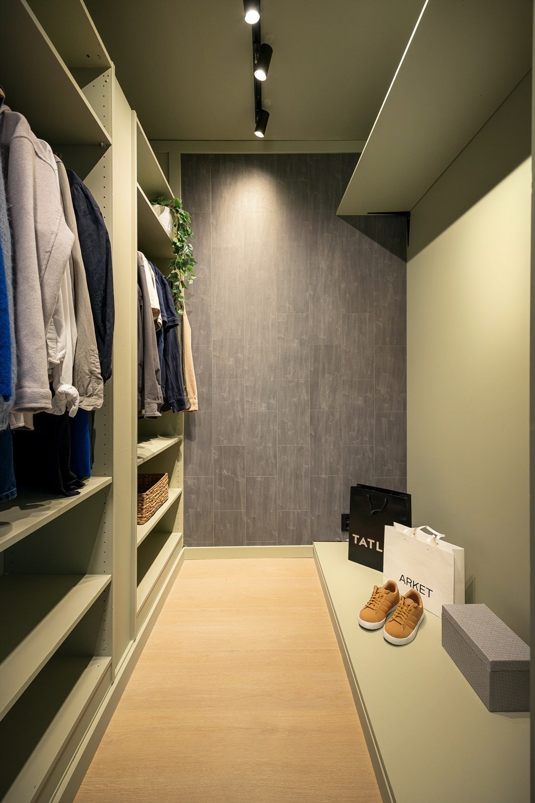 Walk-in garderoben byr på rikelig med oppbevaringsmuligheter for en organisert hverdag. Galleribilde