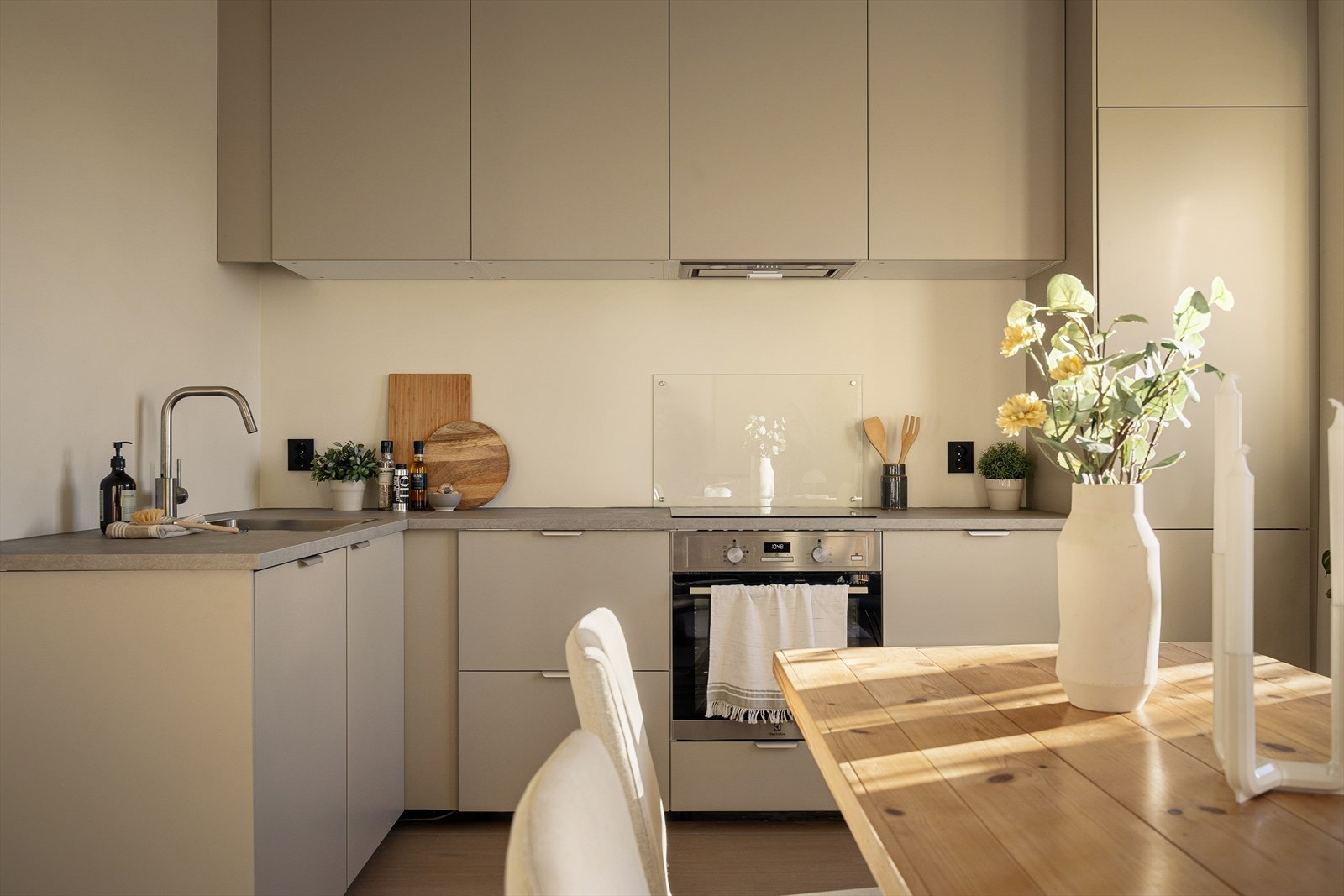 Åpen løsning med nytt IKEA-kjøkken fra 2025 og integrerte hvitevarer. Galleribilde