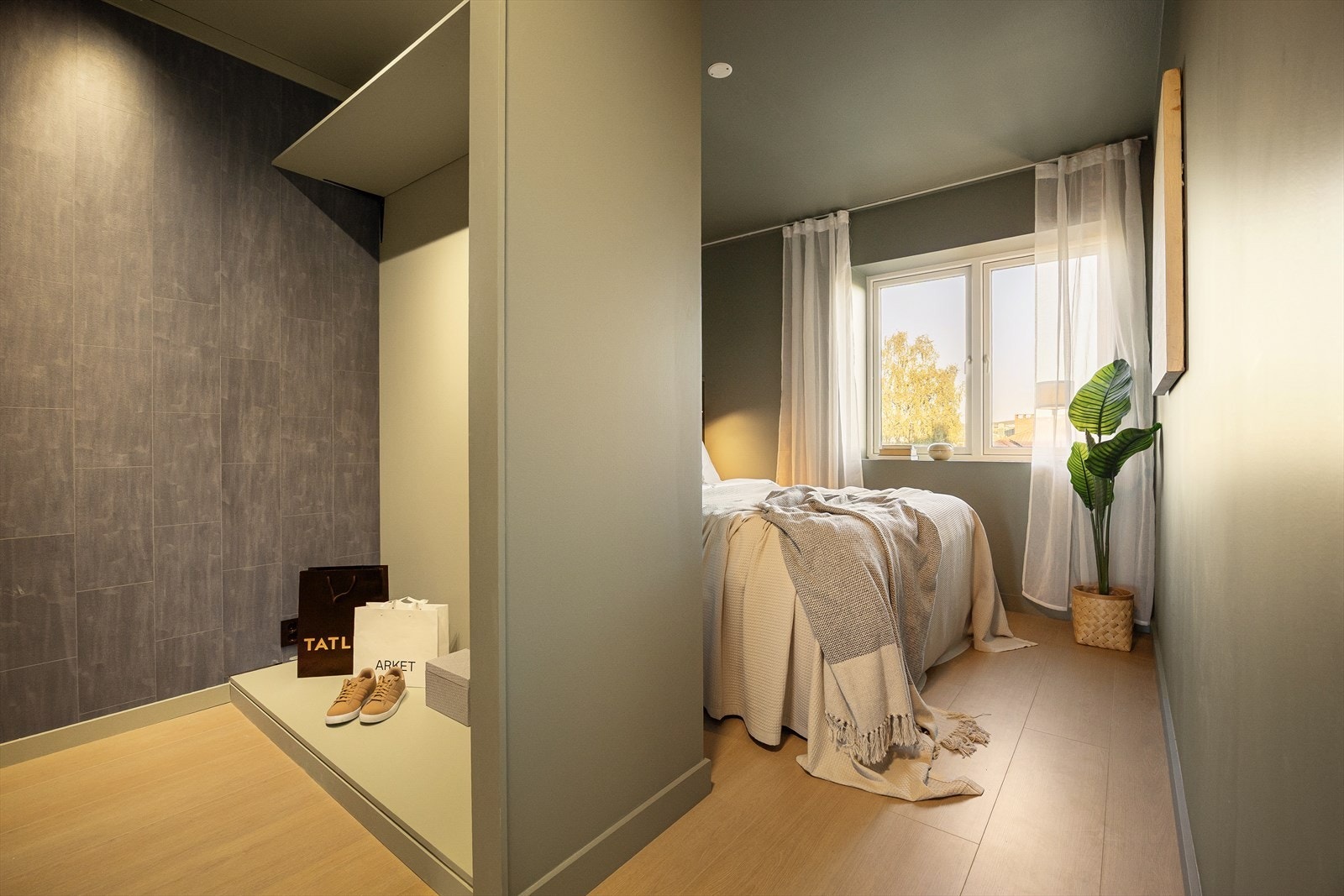 Hovedsoverommet byr på romslig plass og en praktisk walk-in garderobe. Galleribilde