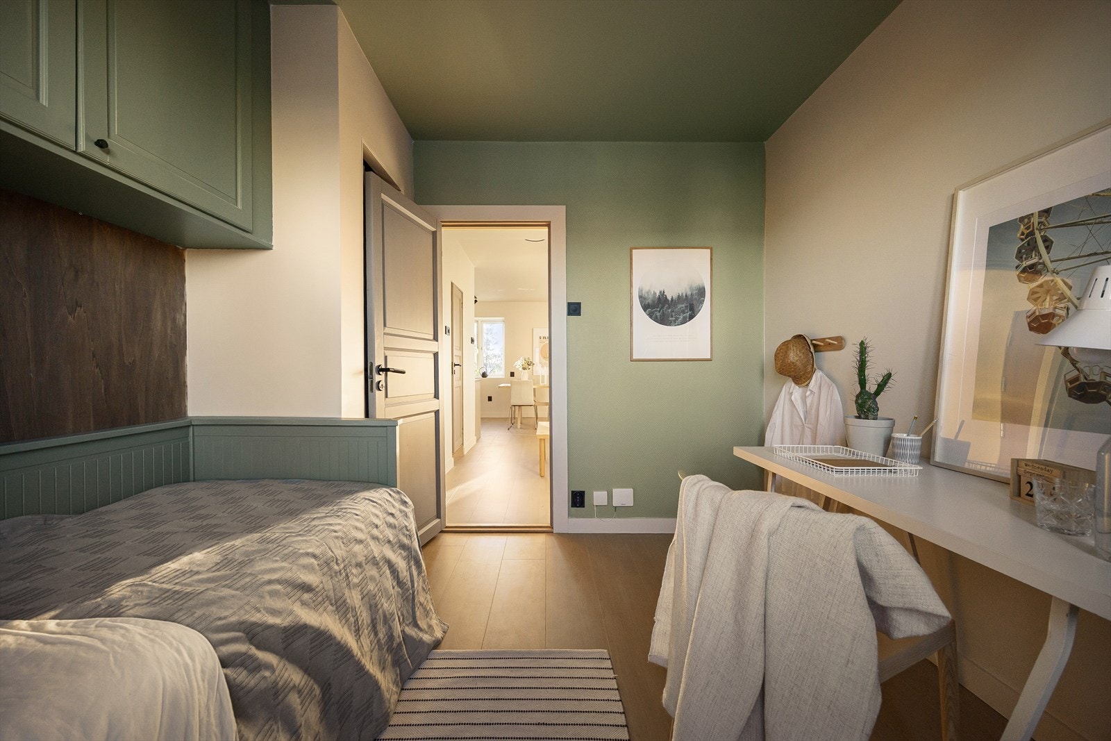 Veggskap med profilerte fronter på soverommet for praktisk oppbevaring. Galleribilde