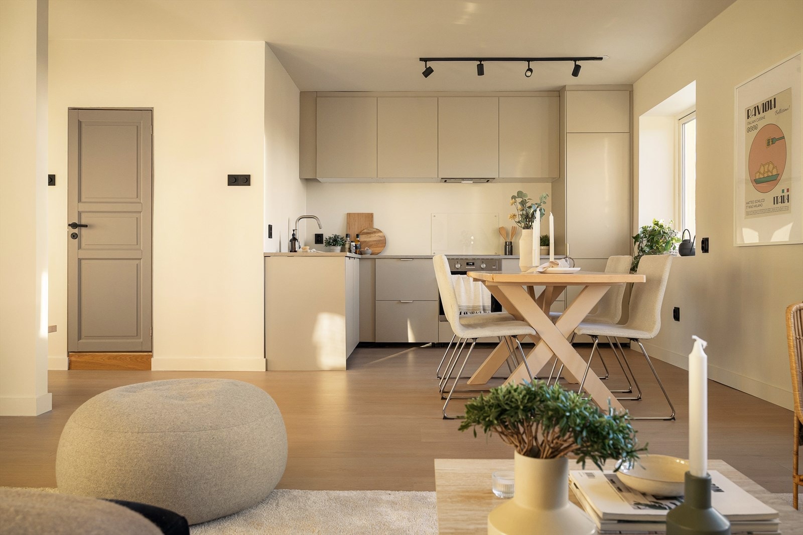 Sparklet og malt himling med ca. 2,50 m høyde i stue/kjøkken. Galleribilde