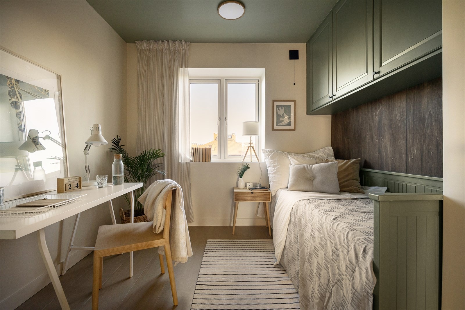 Fleksibelt soverom med laminatgulv, perfekt for gjester eller hjemmekontor. Galleribilde