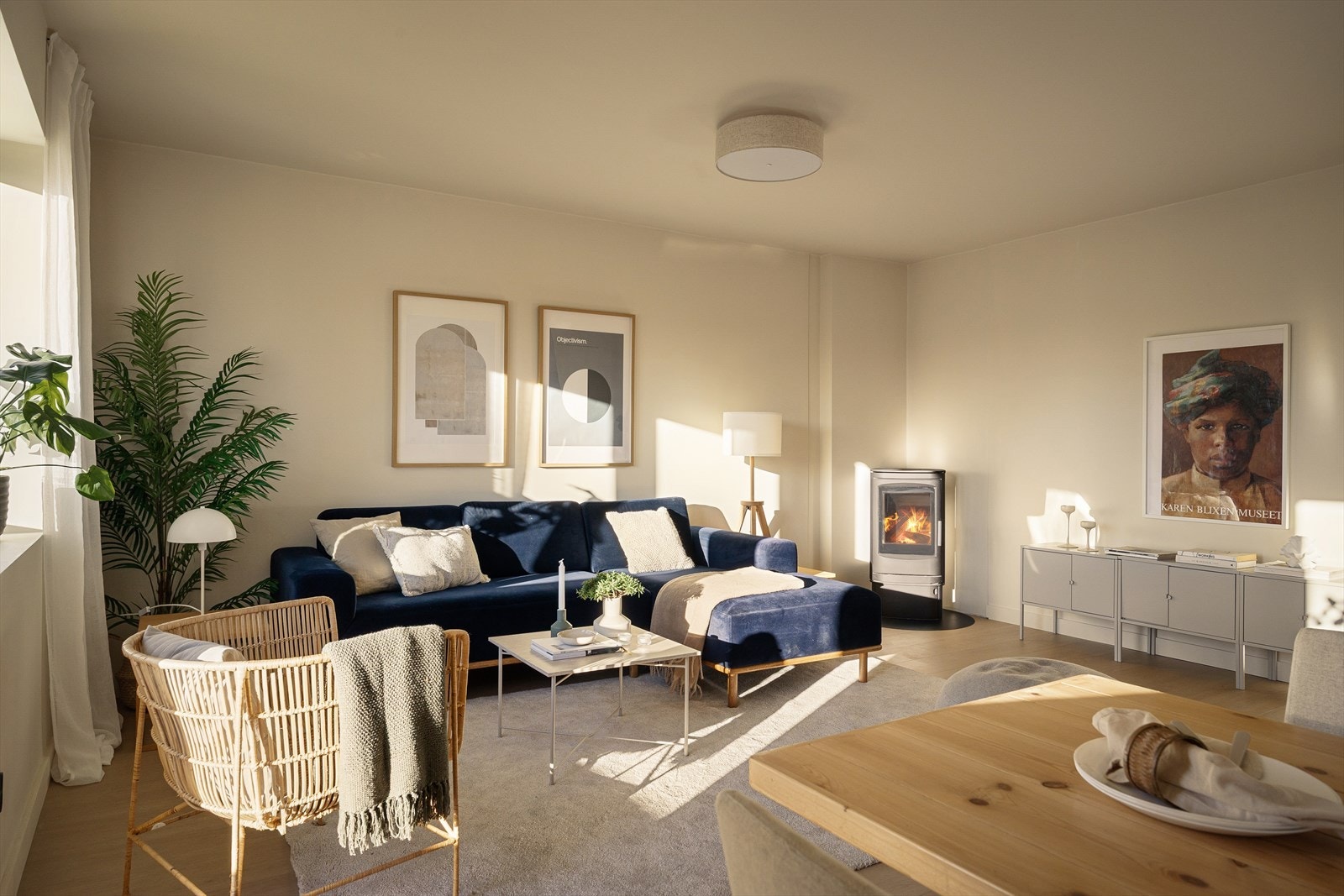 Lekre fargetoner og god plass binder rommet sammen, med rikelig rom for både samvær og avslapning. Galleribilde