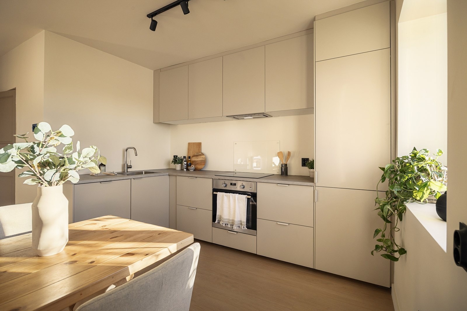 Glatte fronter, laminatbenkeplate og nedfelt kum i rustfritt stål (2025). Galleribilde