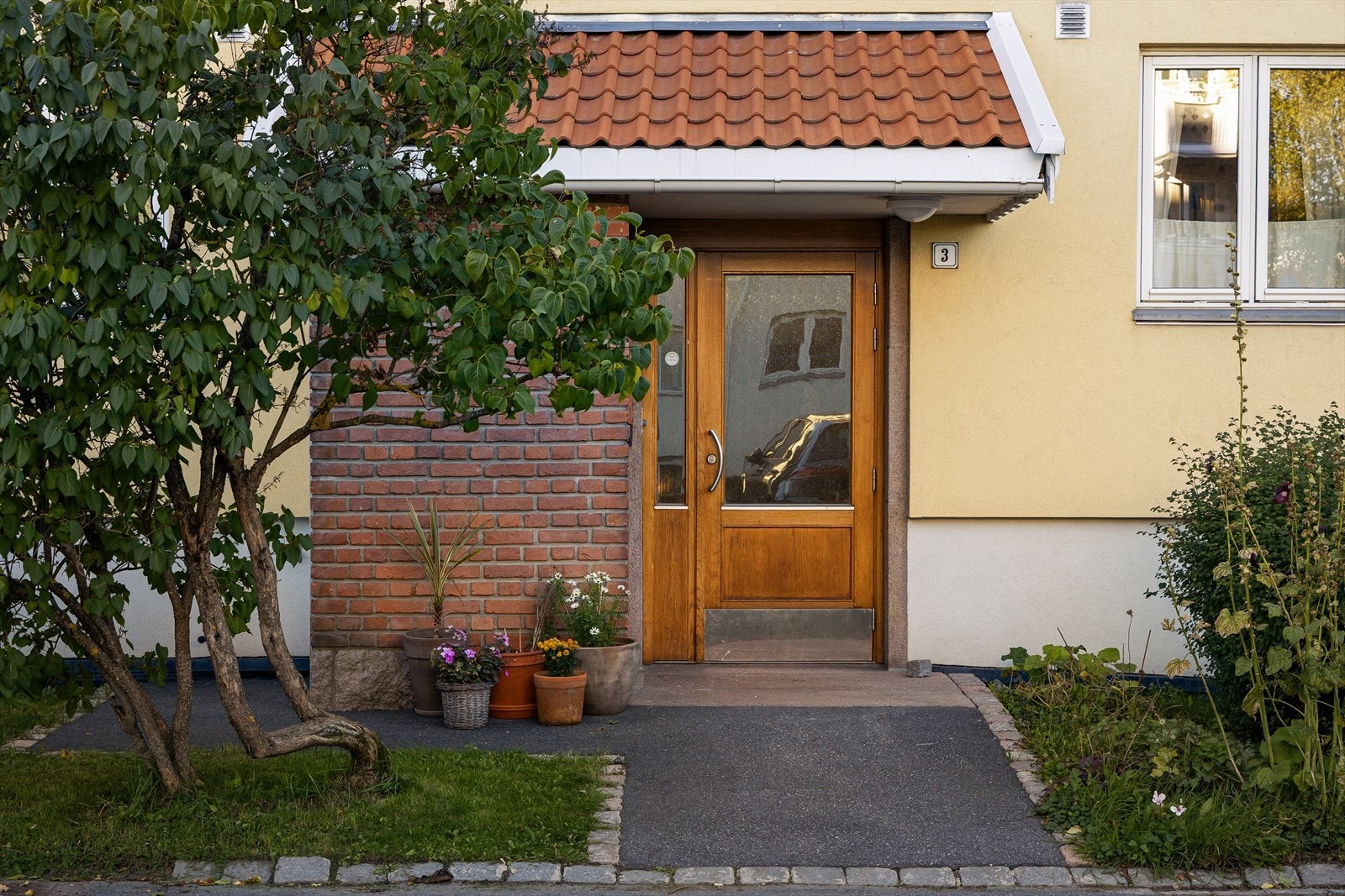 Velkommen hjem til et inngangsparti som oser av varme og sjarm. Galleribilde