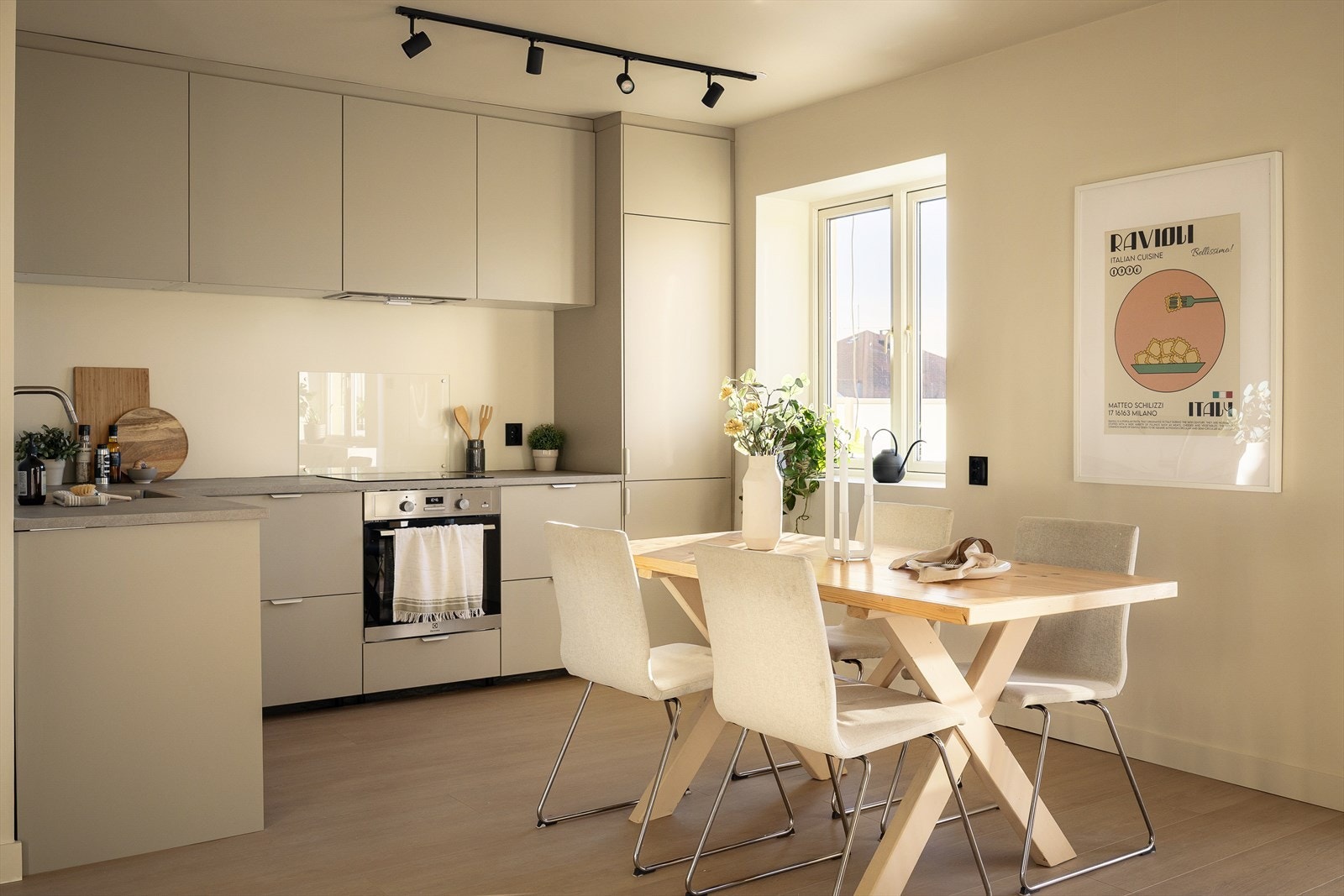 Store vinduer med tolags isolerglass (2010) som slipper inn rikelig med dagslys. Galleribilde