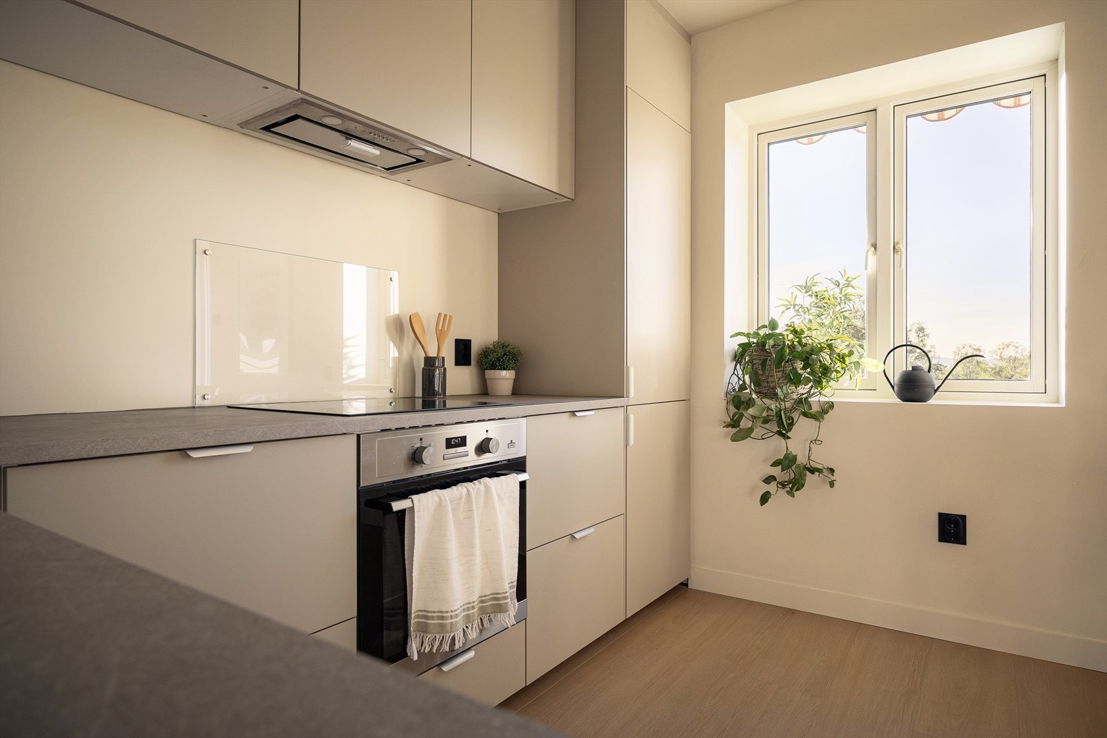 Laminatgulv, sparklede og malte vegger i hele leiligheten (2025). Galleribilde