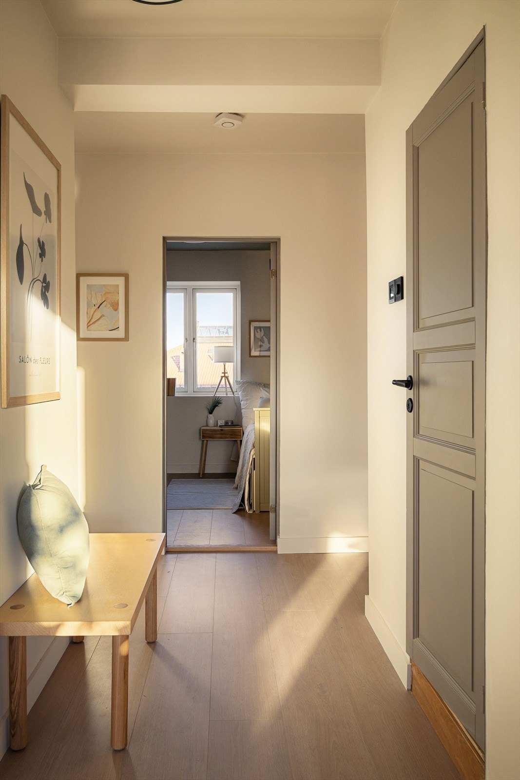 Romslig entré med mulighet for skohyller og klesoppheng. Galleribilde