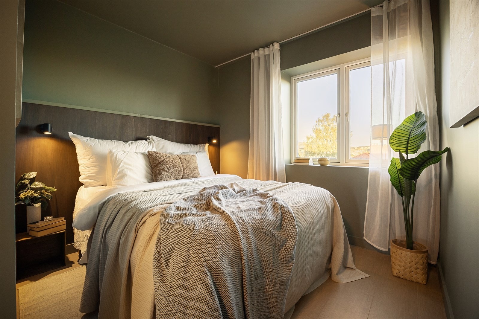 Her er det god plass til dobbelseng og tilhørende nattbord. Galleribilde