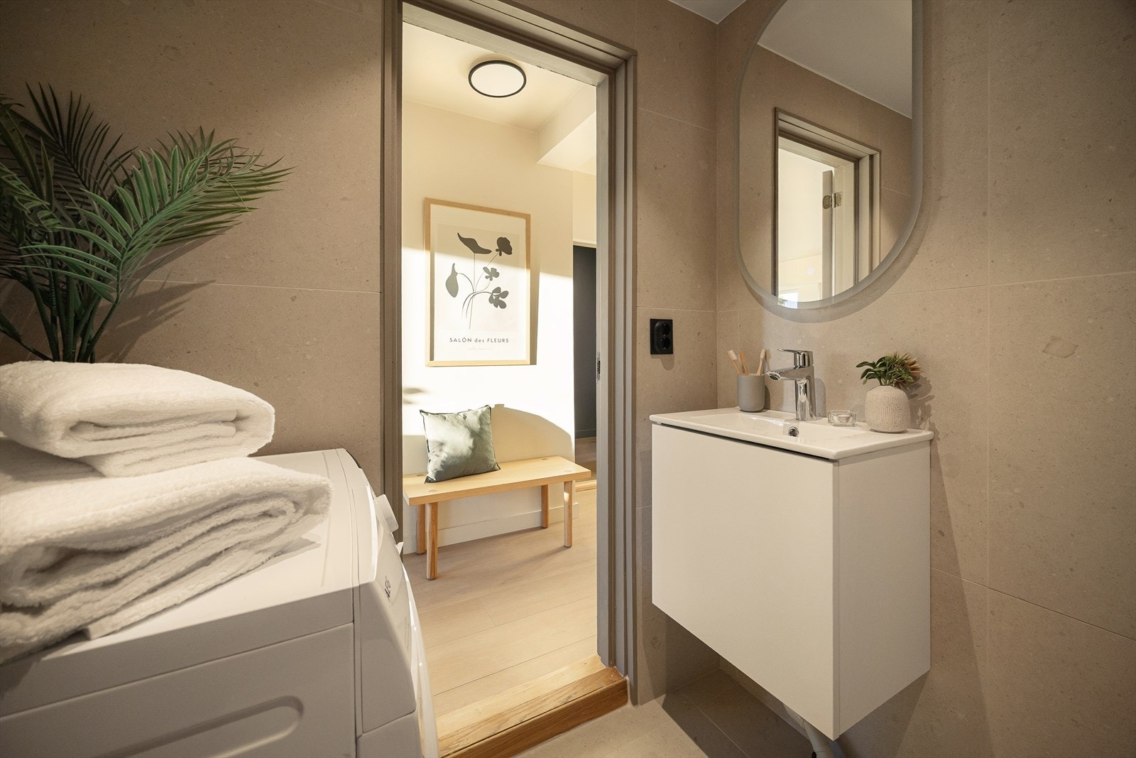 Dusj på gulv, servant i helstøpt plate og opplegg for vaskemaskin. Galleribilde