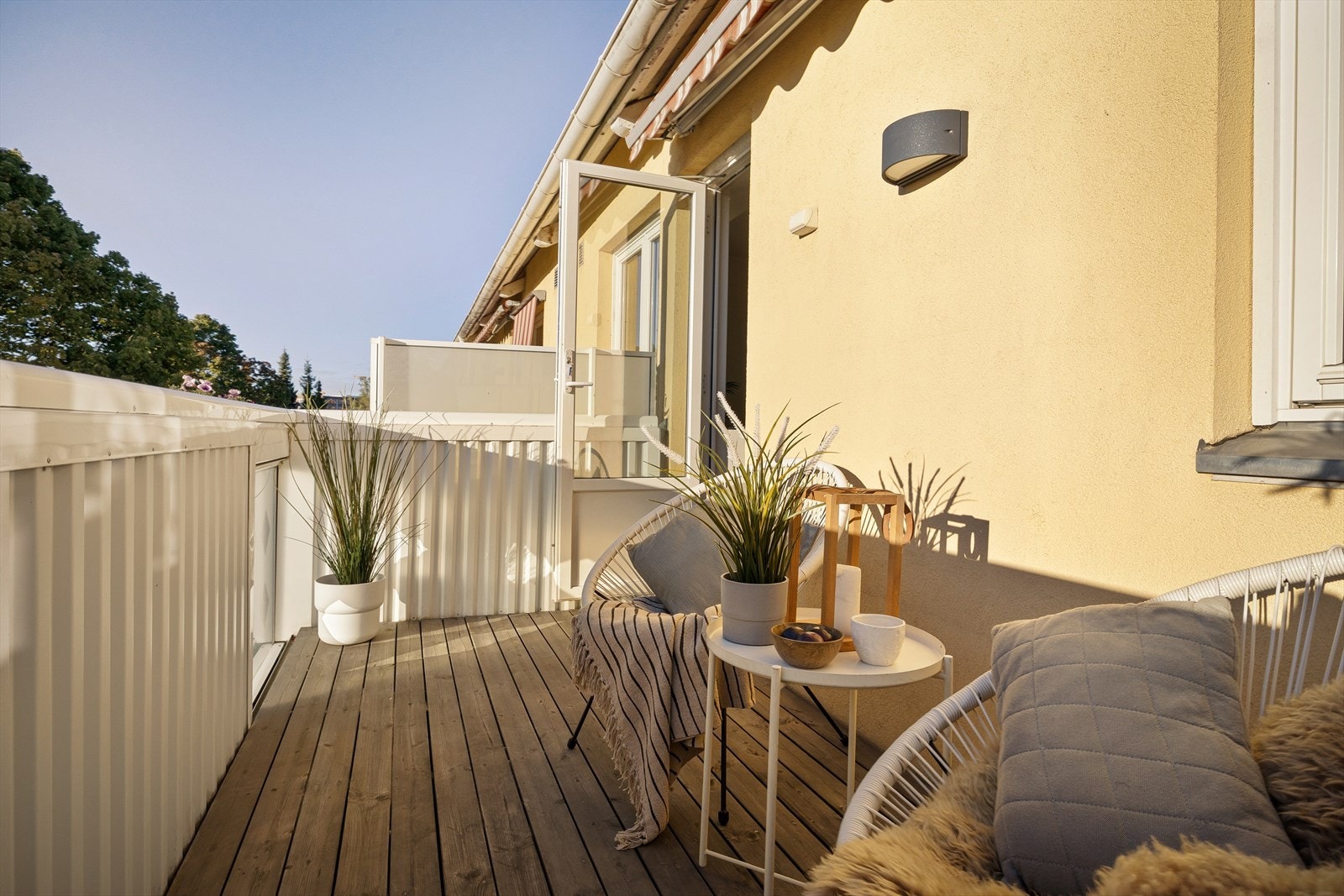 Balkong med betongkonstruksjon og rekkverkshøyde på 100 cm. Galleribilde