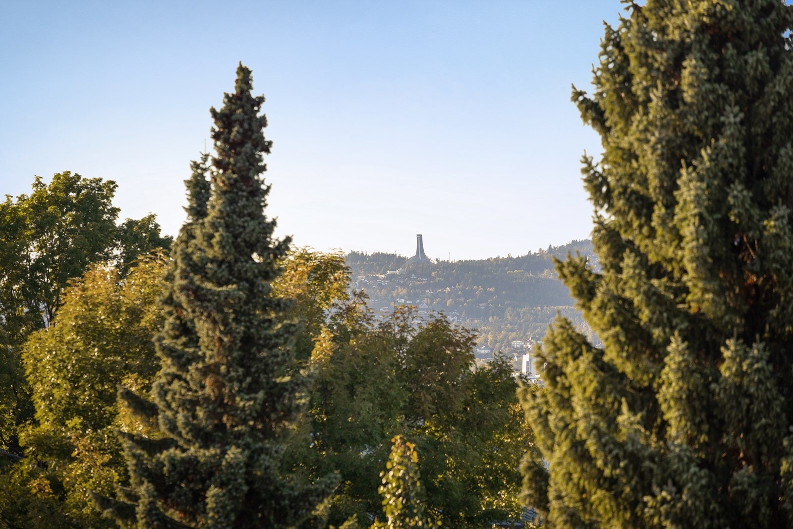 Skibakken i Holmenkollen - en storslått utsikt fra hjemmets ro. Galleribilde