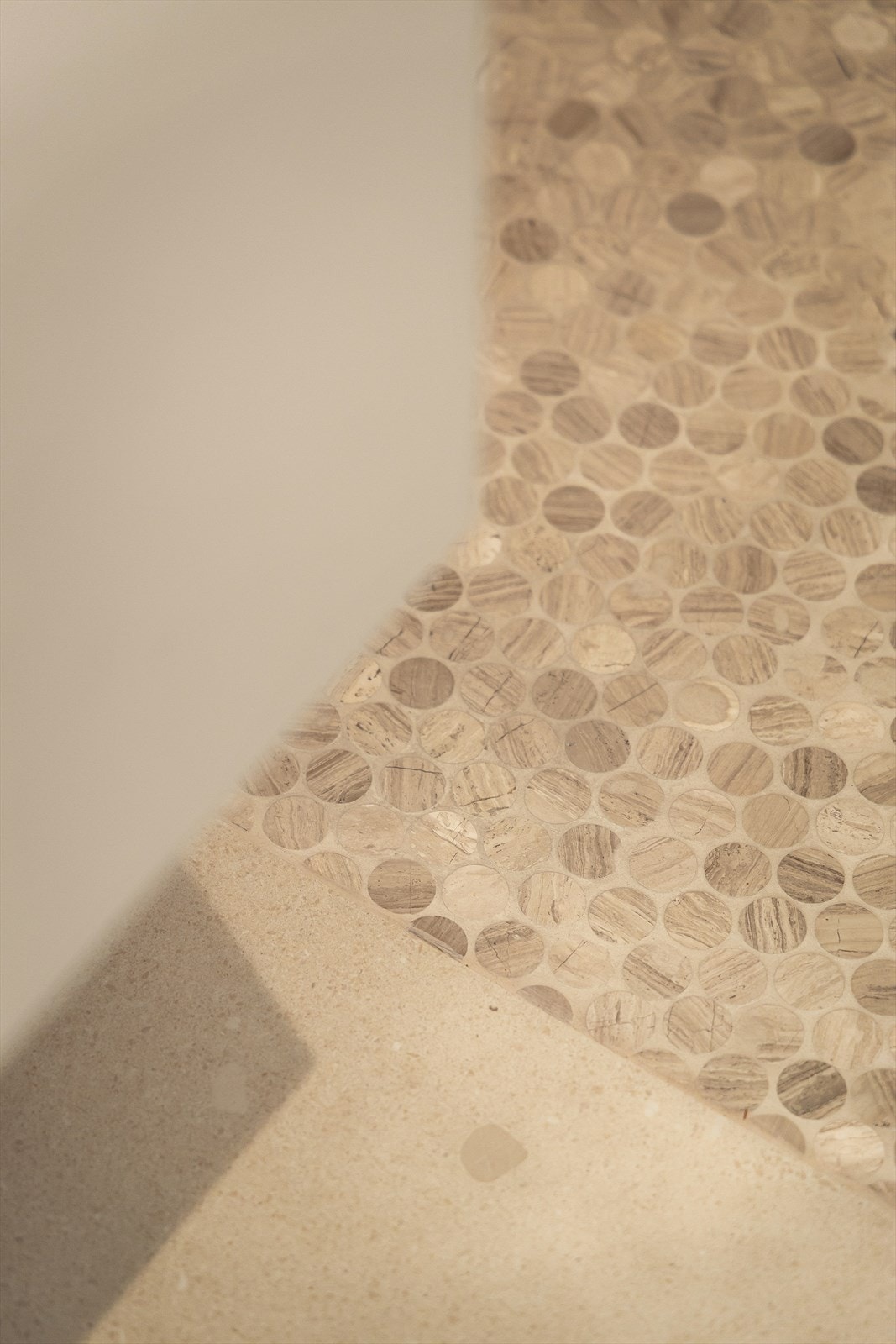 Nylagte fliser på betong med tilfredsstillende fall mot metallsluk. Galleribilde