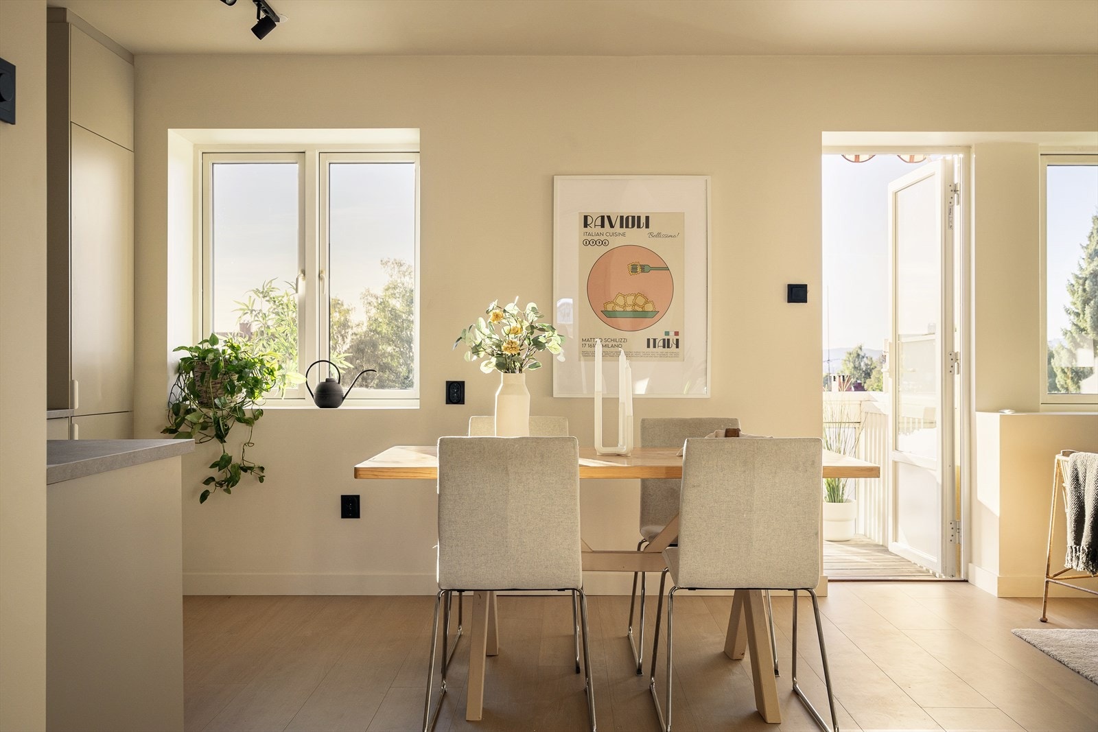 Romslig stue med direkte adkomst til solrik balkong og fantastisk utsikt. Galleribilde