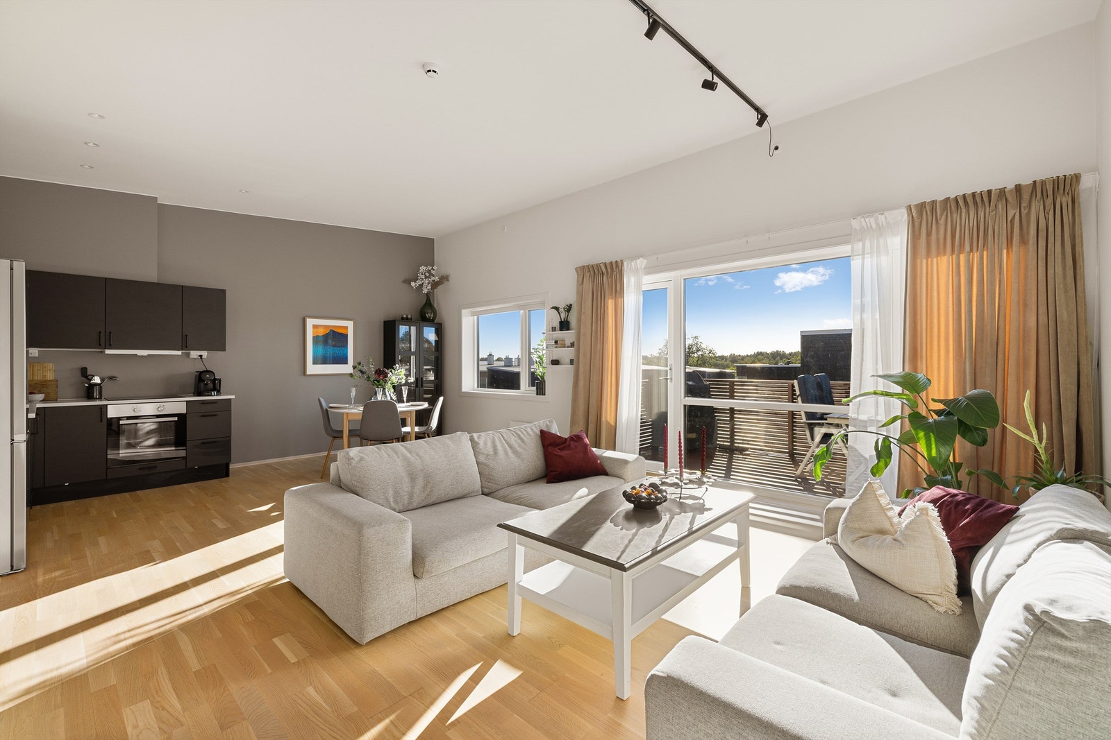 Stuen har åpen planløsning mot kjøkken, lys parkett og brede vindusflater som gir flott utsyn og rikelig dagslys. Galleribilde