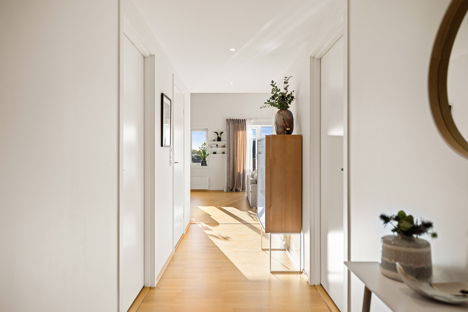 Lys og elegant gang som leder blikket mot stuen. Rene linjer og et fredfullt førsteinntrykk. Galleribilde