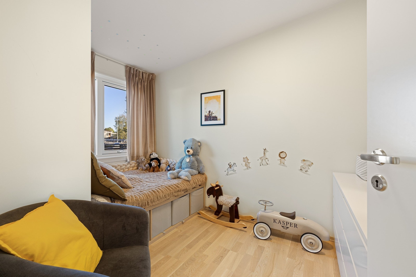 Dette soverommet passer fint til et barnerom, og ligger tvers over gangen for hovedsoverommet. Galleribilde