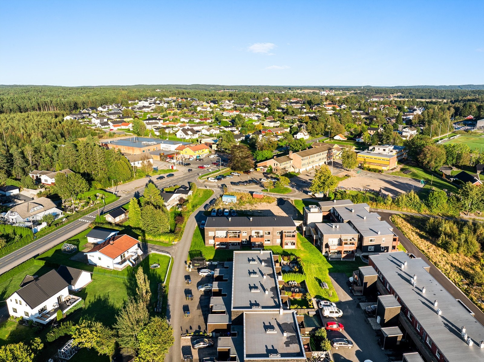 Kort vei til dagligvareforretning, skole og barnehage. Galleribilde