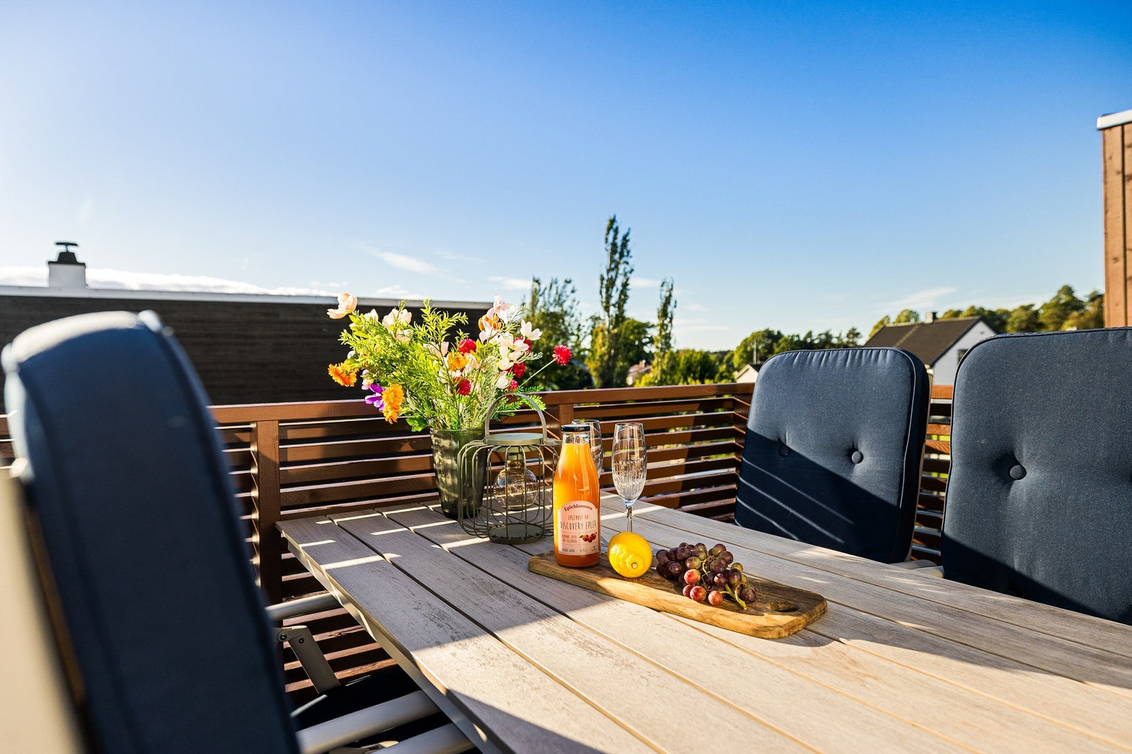 Balkong med vestvendt uteplass som byr på gode solforhold på ettermiddagen, samt utsyn mot grønne tretopper. Galleribilde