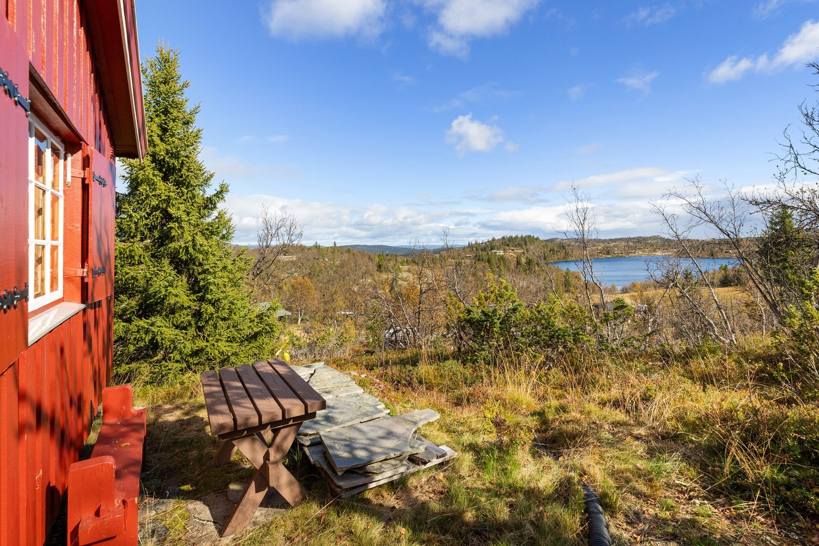 Velkommen til Soglahallvegen 15 på Norde Fjellstølen. Fra hytteveggen kan øynene hvile på Øytjernet og resten av grenda på Fjellstølen Galleribilde