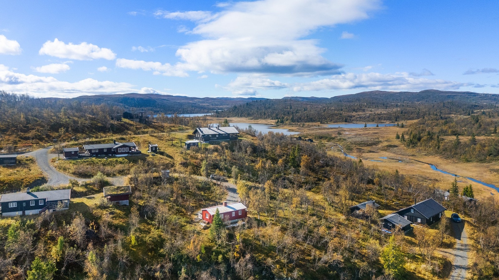 Når snøen smelter, åpner landskapet seg for sykkel- og fottureventyr.
Nordre Fjellstølen hytteeierforening har skiltet og ryddet en rundtur som går over 4 topper i nærområdet. Disse toppene er Sangeknatten (1104m.o.h), Hollastølsfjell (1174 m.o.h), Haugse Galleribilde