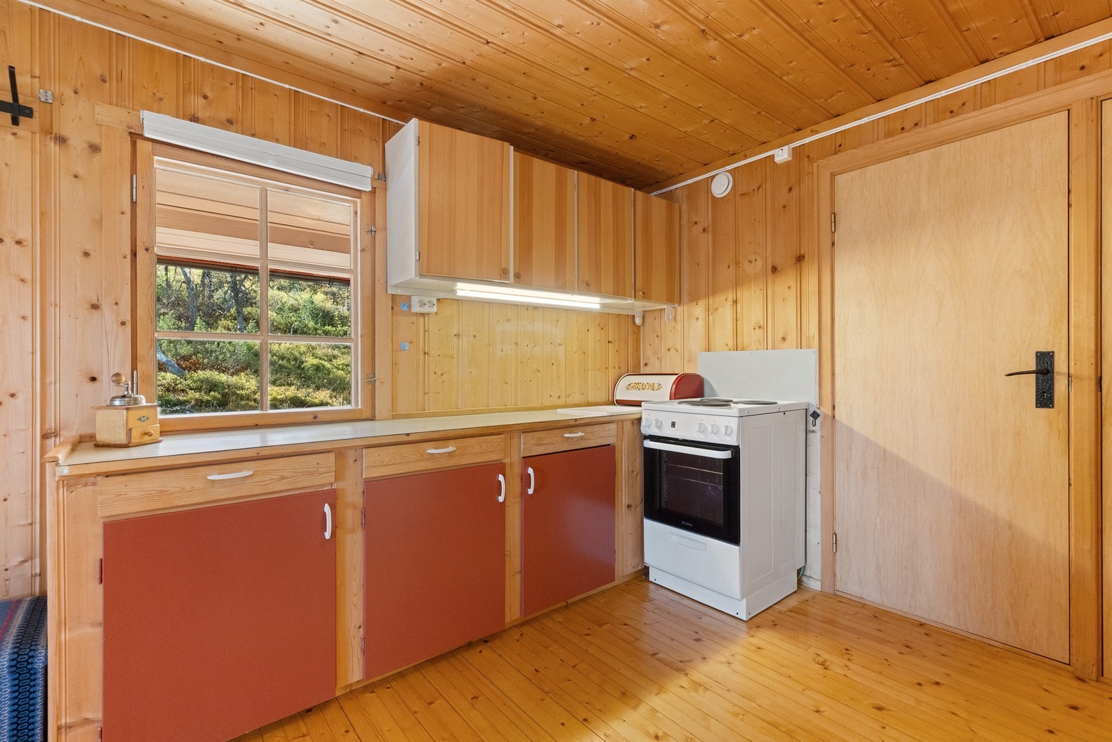 Kjøkkeninnredning med over- og underskap i variert utførelse Galleribilde