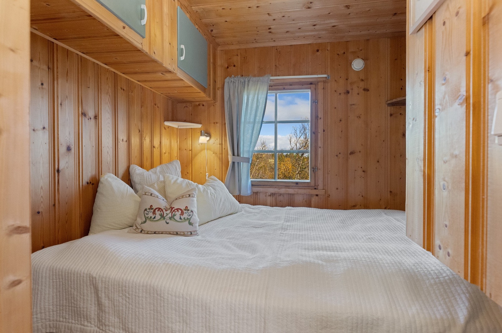 Hyttas 2 soverom har dobbeltseng og innebygde skap Galleribilde