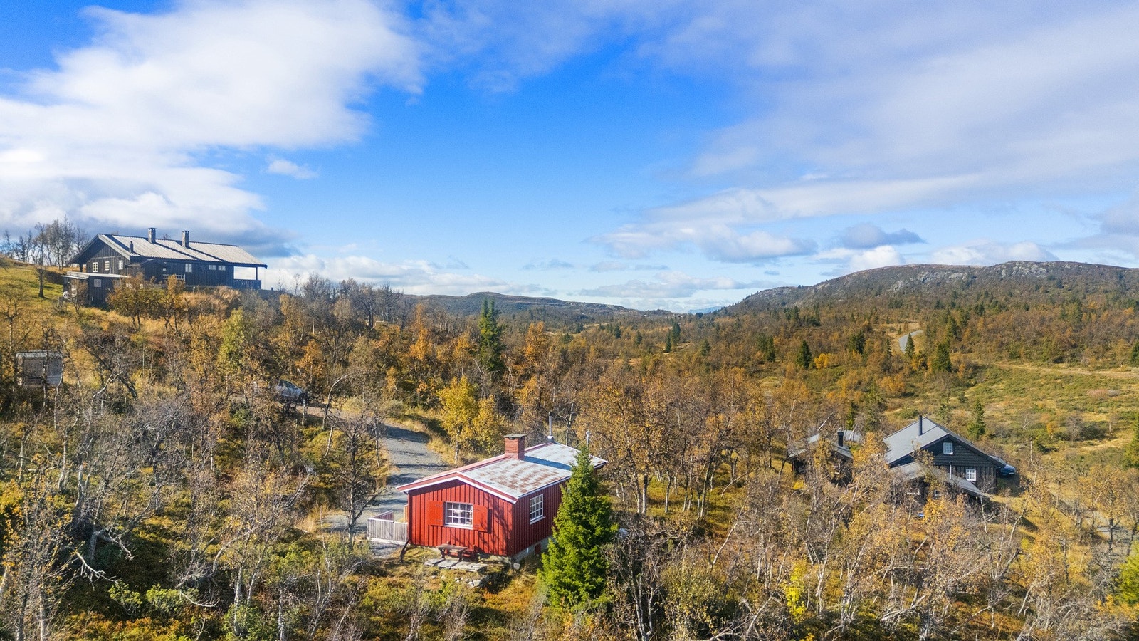 Tomten er selveiet og har et areal på 1871 kvm Galleribilde