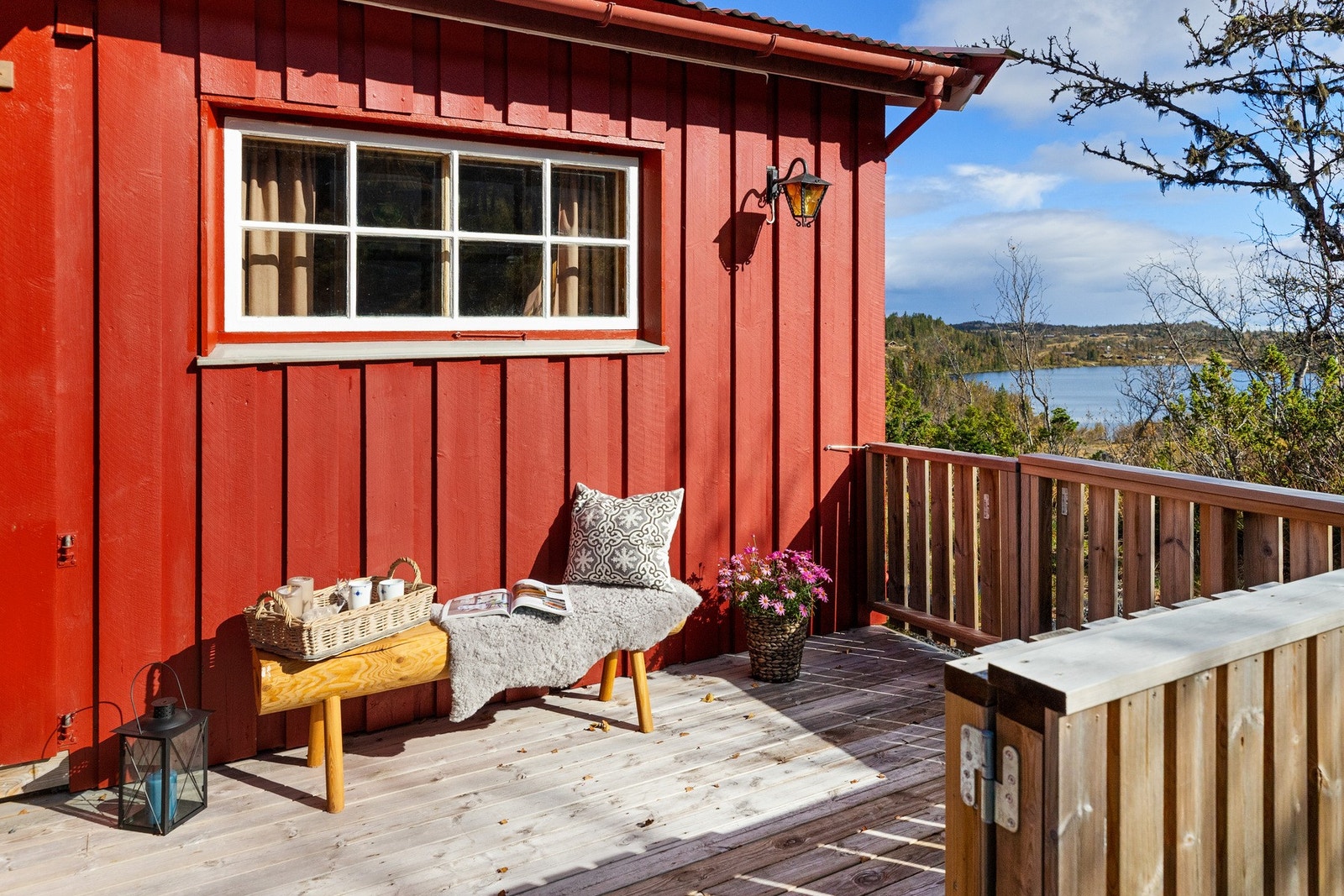 På terrassen, bygget i 2021, kan man nyte kaffekoppen inntil solveggen Galleribilde