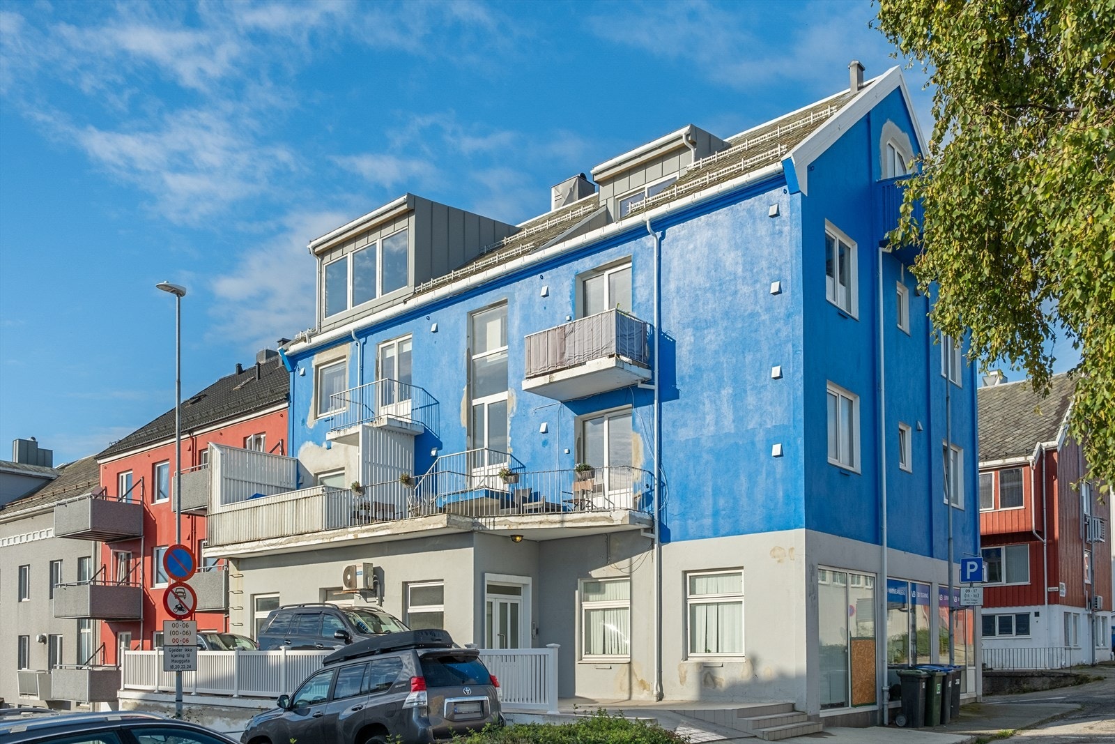 Fasaden har montert utvendig trapp i etterkant av bildetaking Galleribilde