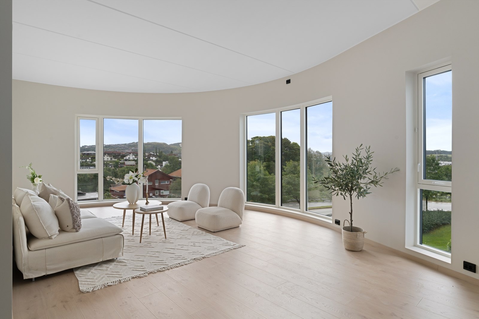 Lekker, moderne og innholdsrik endeleilighet i buen på Ganddal Park - Store vindusflater og flott utsikt - 2 balkonger (bildene er tatt fra tilsvarende leilighet i etasjen over) Galleribilde