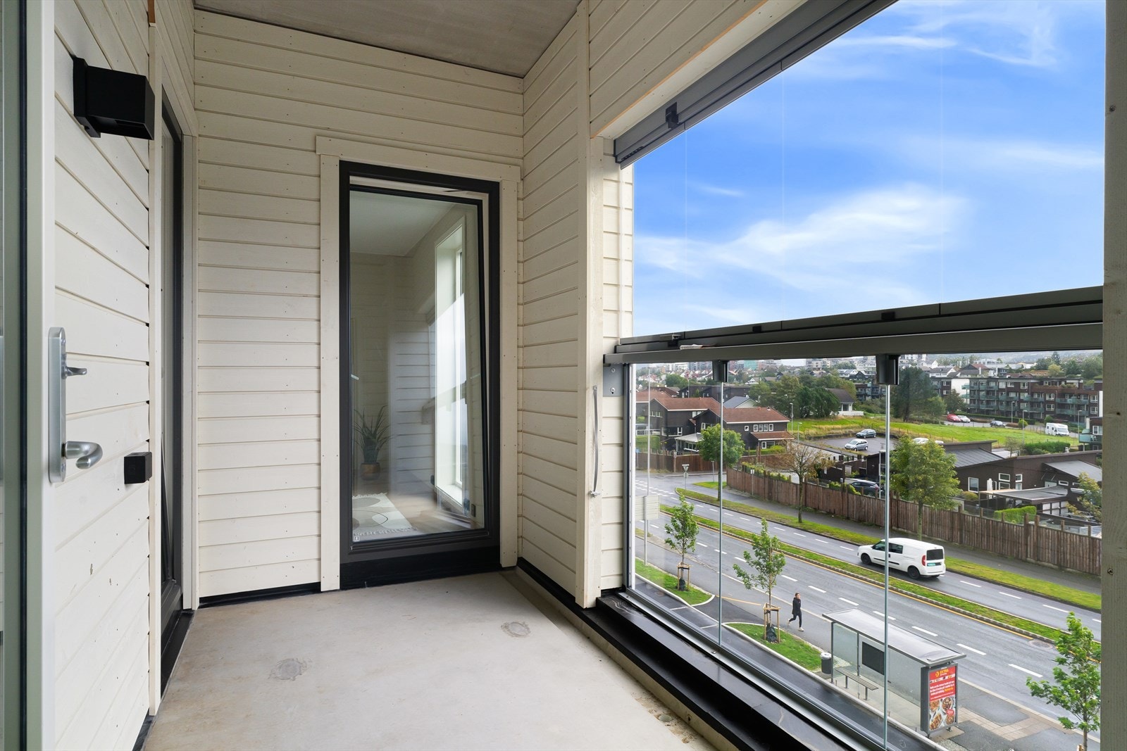 2 innglassa balkonger, denne med morgensol (bildene er tatt fra tilsvarende leilighet i etasjen over) Galleribilde