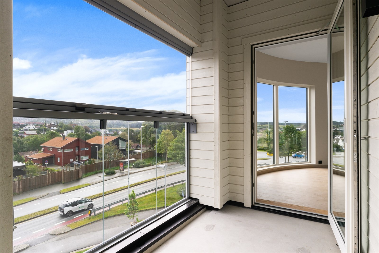 2 innglassa balkonger, denne med morgensol (bildene er tatt fra tilsvarende leilighet i etasjen over) Galleribilde