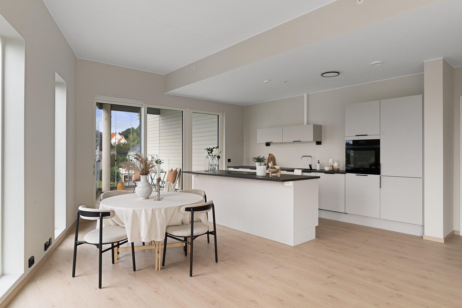 Lekkert og moderne kjøkkeninnredning og integrert kjøl/frys, komfyr, oppvaskmaskin, platetopp og vifte. Her har man rikelig med skapplass til det meste en skulle ha behov for av både kopper og kar Galleribilde