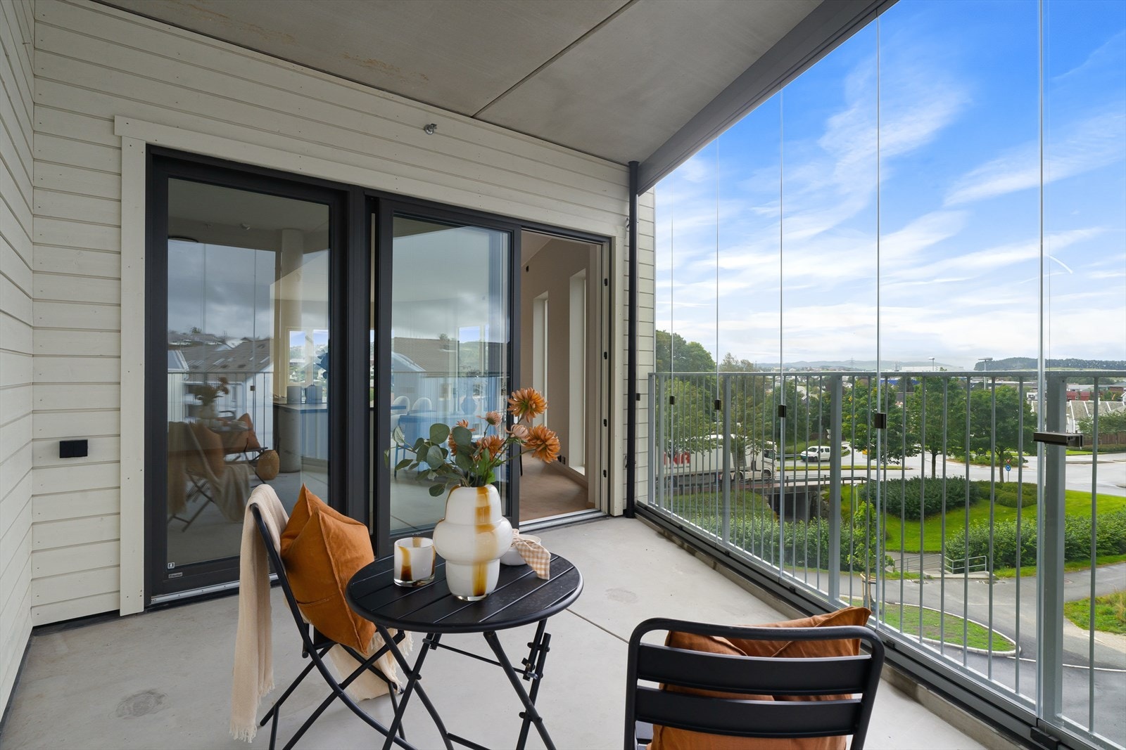 Solrik innglassa balkong med meget gode solforhold (bildene er tatt fra tilsvarende leilighet i etasjen over) Galleribilde