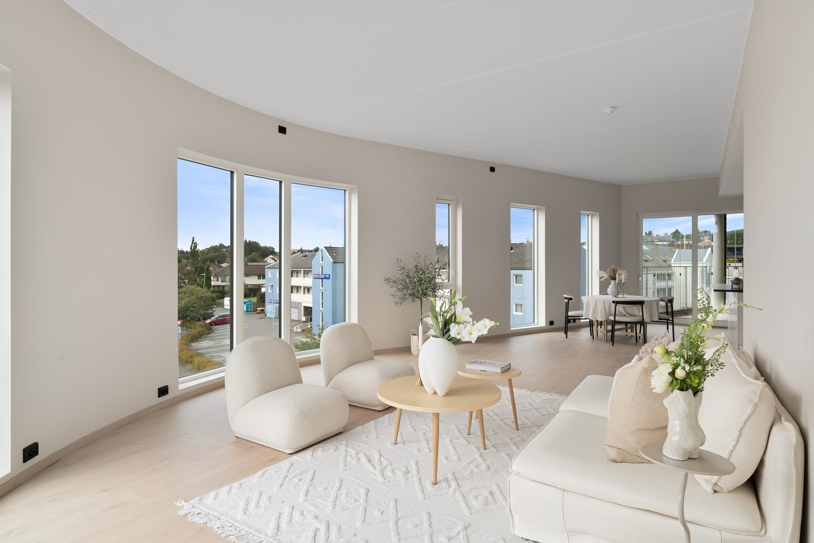 God plass til å møblere i flere soner (bildene er tatt fra tilsvarende leilighet i etasjen over, vinduene i stuen har ikke helt lik plassering) Galleribilde