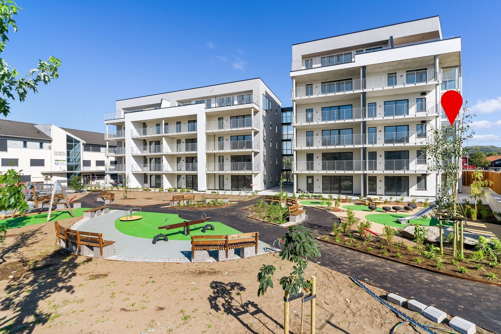 Pent opparbeidet og beplantet tomt Galleribilde