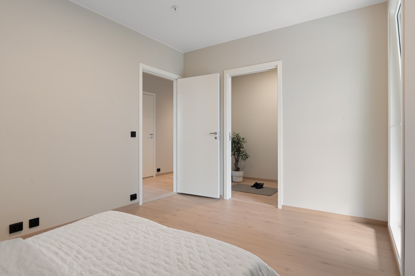 Romslig hovedsoverom med inngang til garderoberom/bod Galleribilde