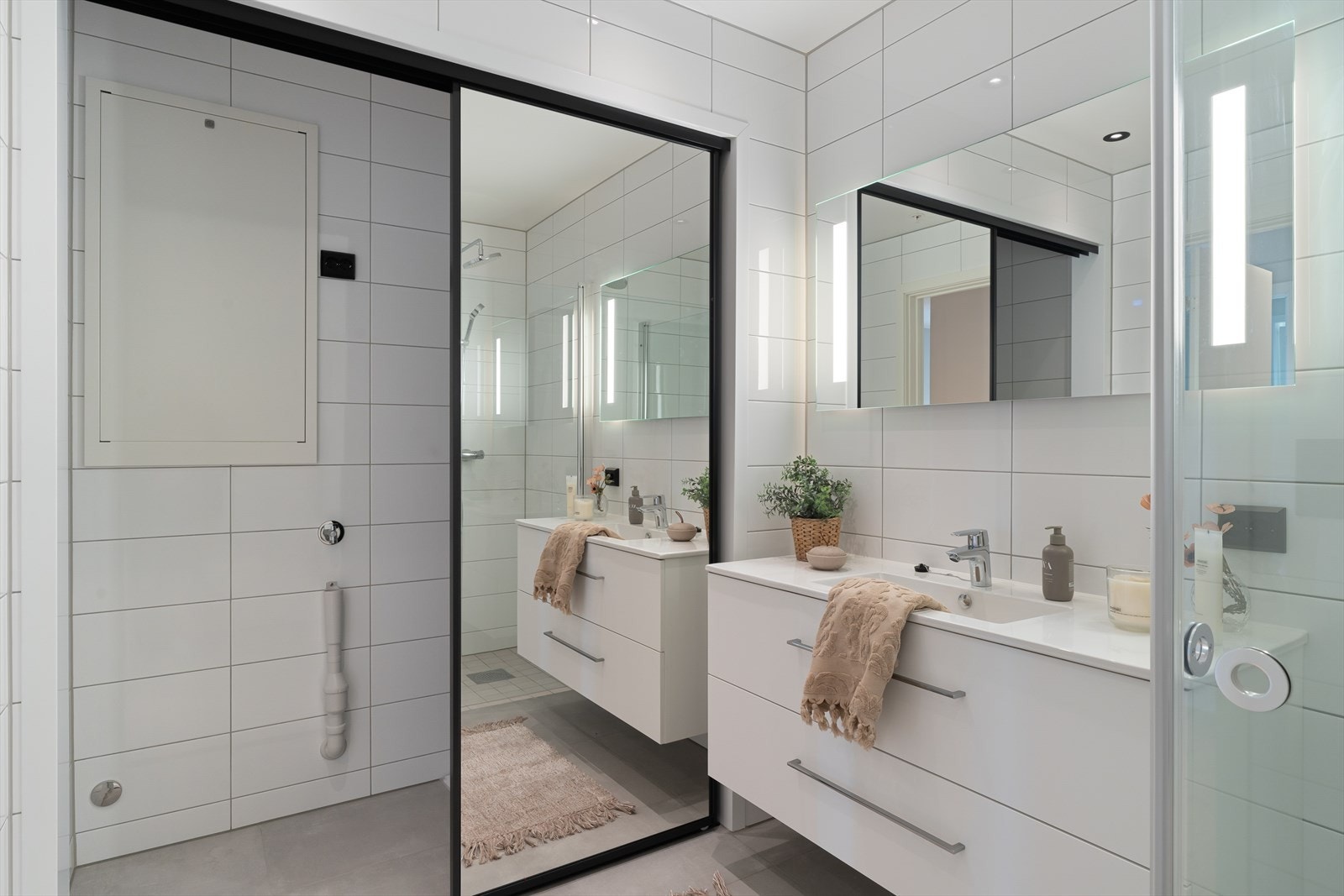 Praktisk løsning med skyvedører for å skjule vaskemaskin og tørketrommel Galleribilde