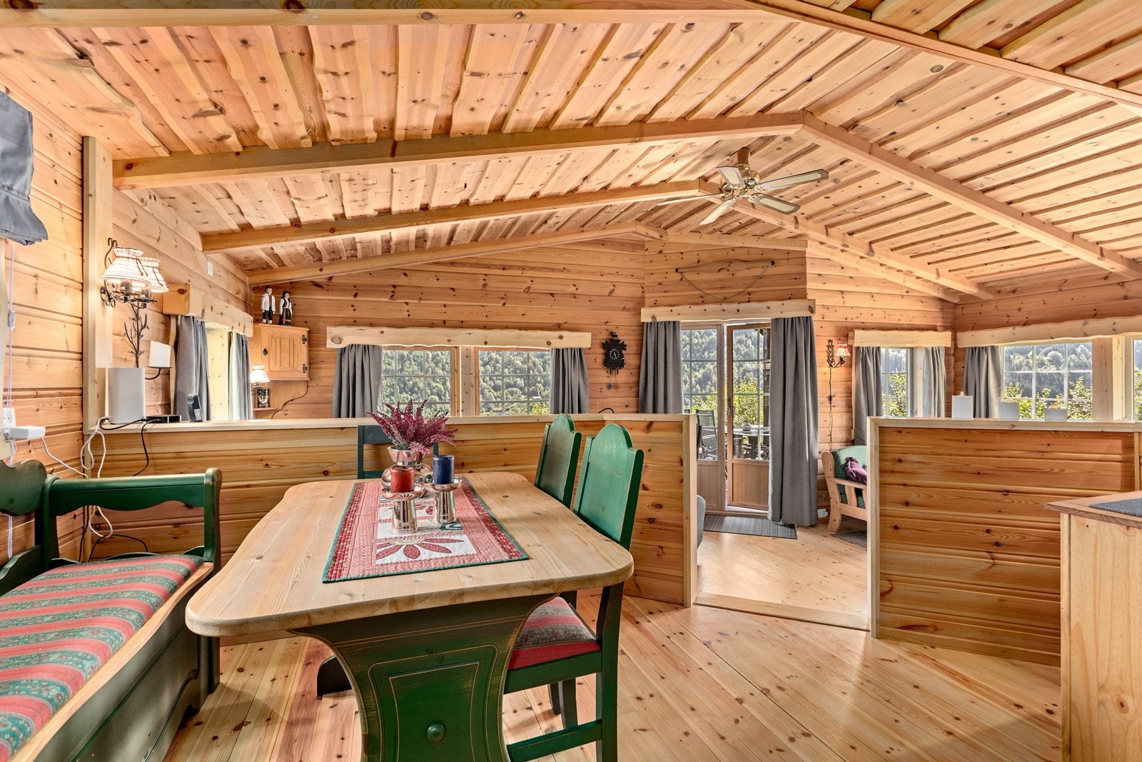 Delvis adskilt frå stova. Galleribilde