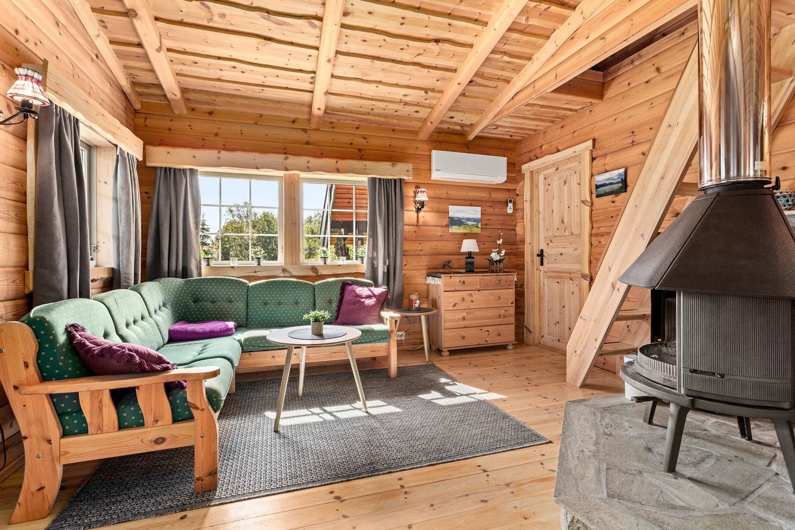 Her er det plass til fleire sittegrupper om dette er av ynskje. Frå stova er det trapp opp på hemsen. Galleribilde