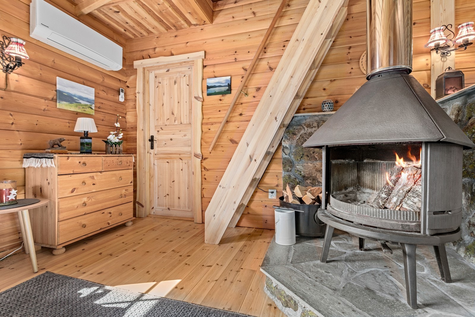I stova finn du ein vedomn som vil gi lun varme på kalde vinterdagar. Galleribilde